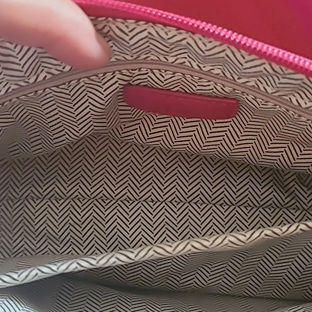 XOXO Pink Glossy Shoulder Bag with Gold Hardware - Picture 5 of 6